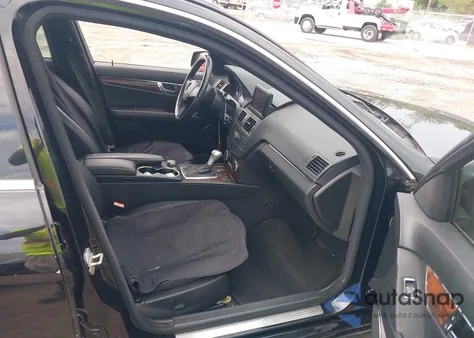 2010 Mercedes-Benz C 300 Luxury/Sport z USA, uszkodzony, nr VIN WDDGF5EB4AR095184